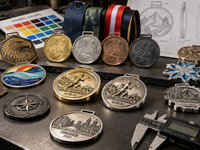 Opciones de personalización de medallas metálicas con acabados dorados, plateados y envejecidos, relieves 2D y 3D, esmaltes y ci