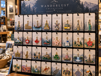 Expositor de tienda de souvenirs con charms metálicos esmaltados personalizados de monumentos, ciudades y motivos turísticos, pr Expositor de tienda de souvenirs con charms metálicos esmaltados personalizados de monumentos, ciudades y motivos turísticos, pr