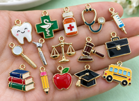 Colección de charms metálicos esmaltados personalizados con diferentes diseños, colores y acabados dorados y plateados. Colección de charms metálicos esmaltados personalizados con diferentes diseños, colores y acabados dorados y plateados.