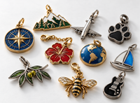 Colección de charms metálicos personalizados con diseños esmaltados, acabados dorados y plateados, relieves y diferentes sistema