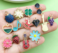 Charms metálicos personalizados a medida con logotipos, diseños esmaltados, diferentes acabados y sistemas de sujeción para marc