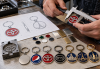 Fabricación de llaveros metálicos esmaltados personalizados con diferentes acabados y diseños Fabricación de llaveros metálicos esmaltados personalizados con diferentes acabados y diseños
