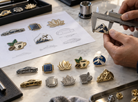 Proceso de fabricación de pins metálicos personalizados con revisión de muestras, esmaltes y control de calidad. Proceso de fabricación de pins metálicos personalizados con revisión de muestras, esmaltes y control de calidad.