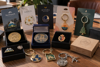 Packaging premium personalizado con monedas, pins y llaveros metálicos esmaltados presentados en estuches, cajas y cartulinas de Packaging premium personalizado con monedas, pins y llaveros metálicos esmaltados presentados en estuches, cajas y cartulinas de