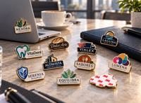 Pins metálicos adhesivos personalizados con logos esmaltados de diferentes empresas y sectores, sobre una mesa de reuniones mode Pins metálicos adhesivos personalizados con logos esmaltados de diferentes empresas y sectores, sobre una mesa de reuniones mode