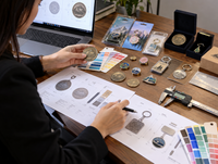 Preparación de presupuestos para fabricar artículos metálicos personalizados con packaging para retail