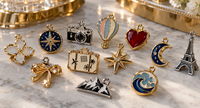 Colección de charms metálicos personalizados con logotipos, esmaltes de colores, acabados dorados y plateados y diferentes siste